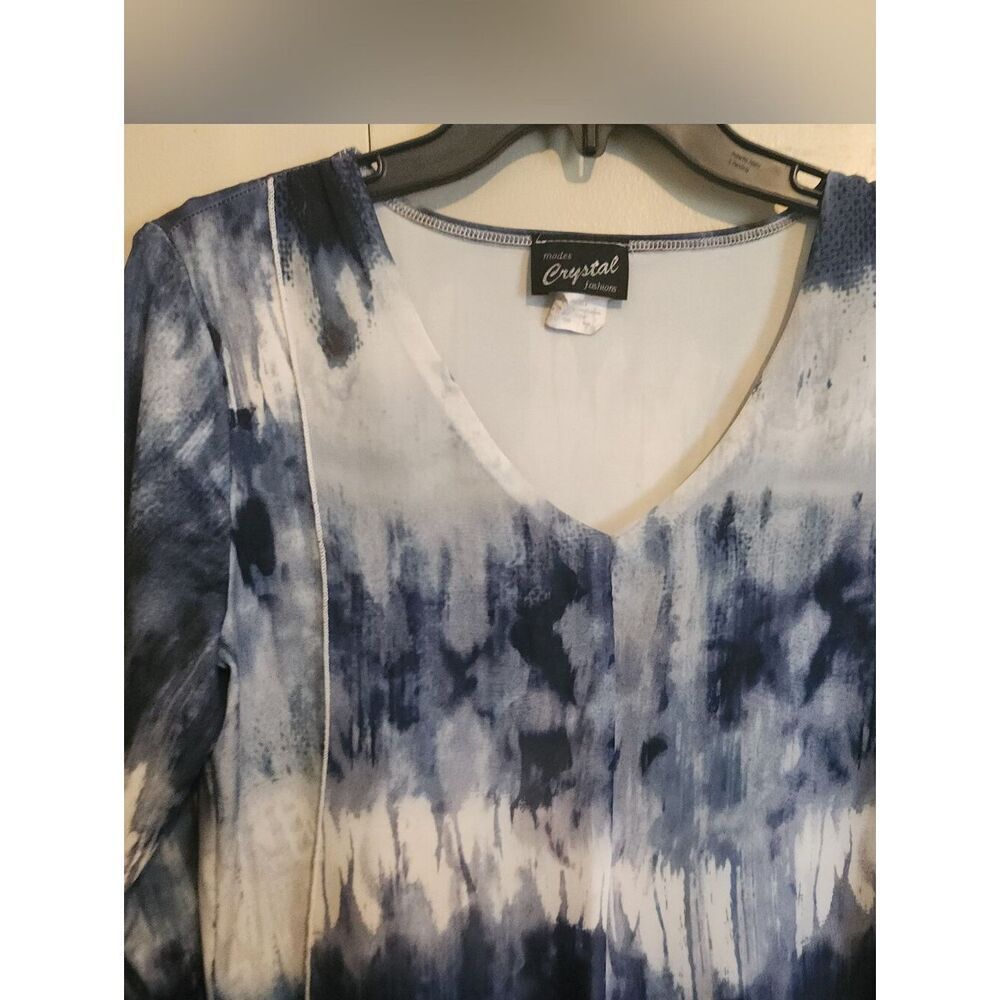 F36 Modes Crystal Fashions Blue Tie-Dye V-Neck Top with shark tooth hem - Picture 3 of 15